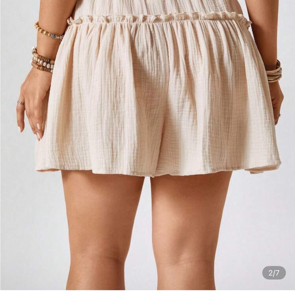SHEIN Cream High Waist Ruffle Shorts Size 4x (20) - Picture 2 of 7
